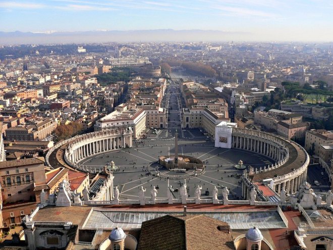 Vatican, quốc gia nhỏ nhất thế giới (khoảng 0,5km2), nằm trọn vẹn trong lòng thành phố Rome (Italy) và được bao bọc bởi các tường thành kín. Vatican cũng là nơi chứa đựng một trong các kho tàng nghệ thuật và tri thức lớn nhất của nhân loại.